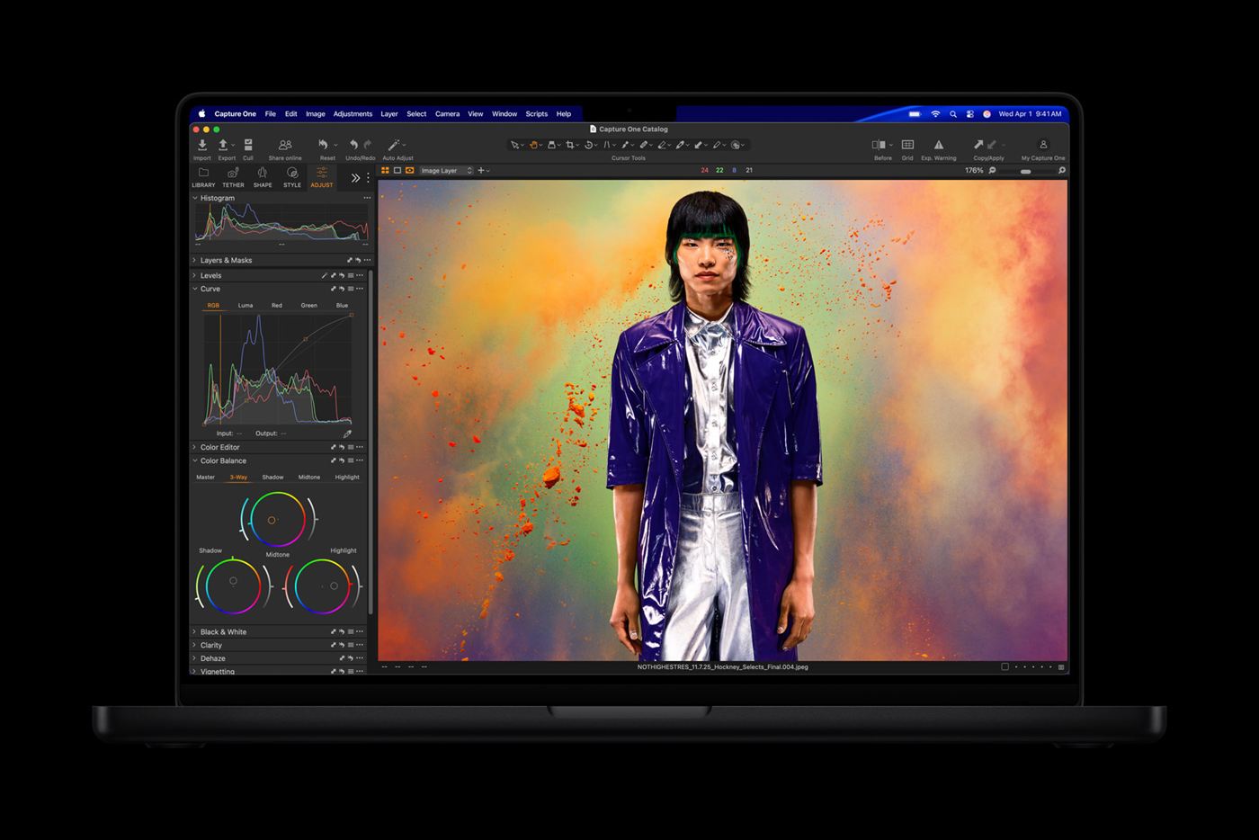 MacBook Pro preto-espacial aberto com um editor de fotos na tela